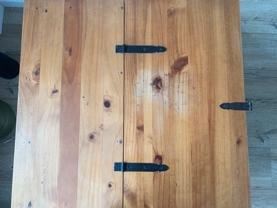 Massiv Holz Tisch/ Truhe Wohnzimmer Couchtisch in Leopoldshöhe