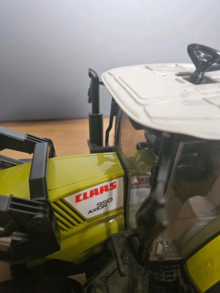 BRUDER Traktor Claas AXION 950 mit Frontlader in Schleiz