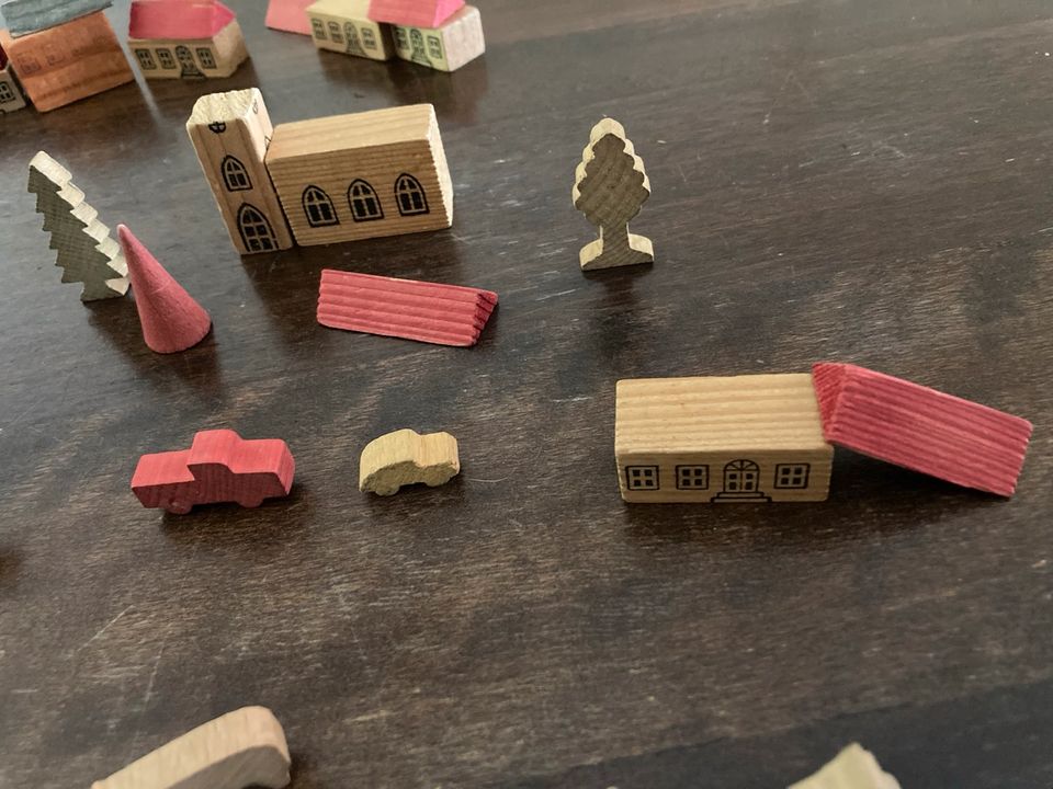 Holzspielzeug DDR Tiere Häuser alt Miniatur Kinderzimmer Spiel in Duisburg