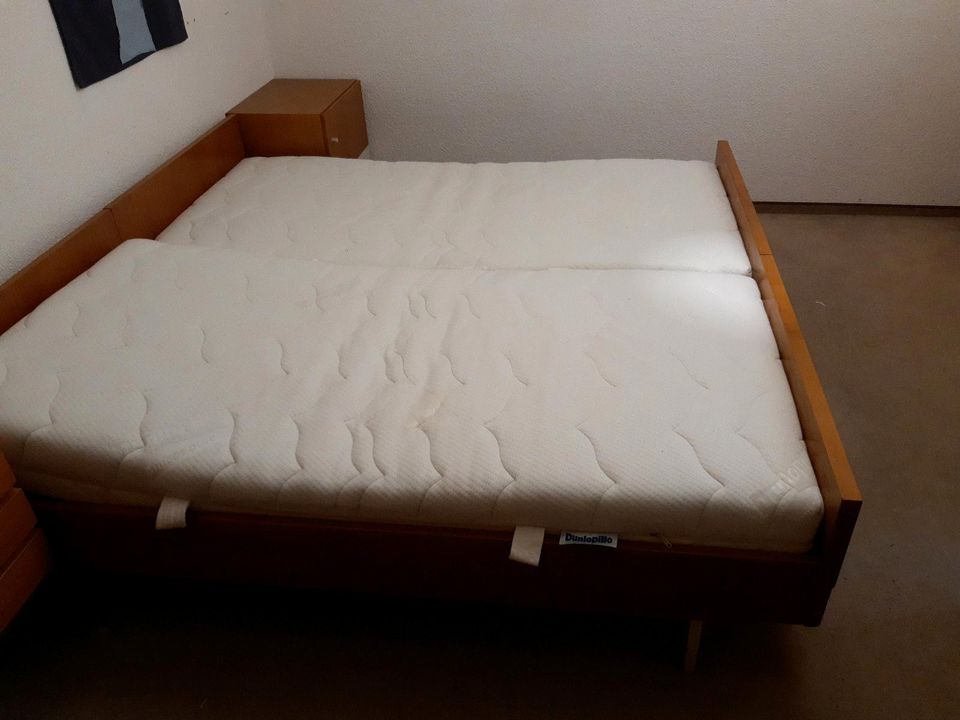 Bett inklusive Lattenrost Matratze Nachtschränke zu verschenken in Göttingen