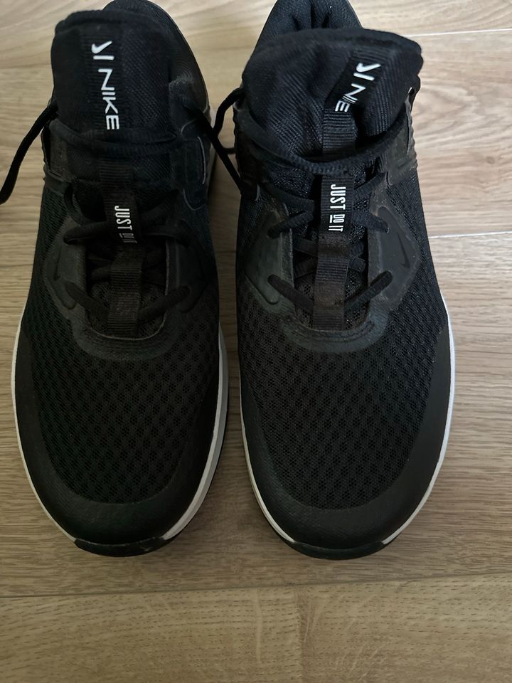 Nike Schuhe Topangebot in Hallbergmoos