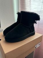 UGG schwarz mit Schleife Frankfurt am Main - Rödelheim Vorschau