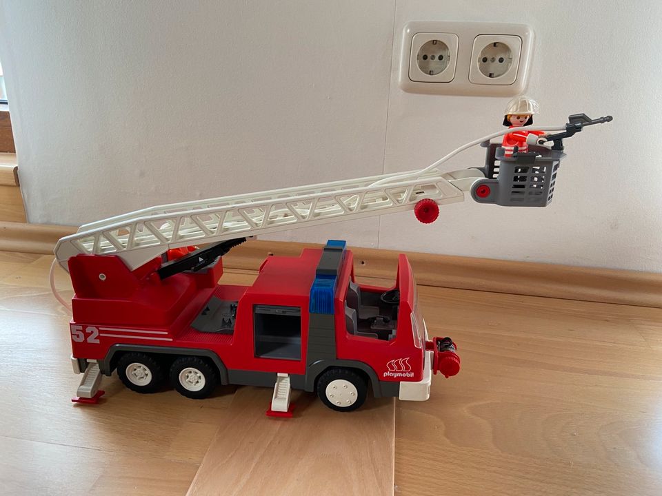 Playmobil 3879 Feuerwehr-Leiterwagen mit Blinklicht in Greifenstein