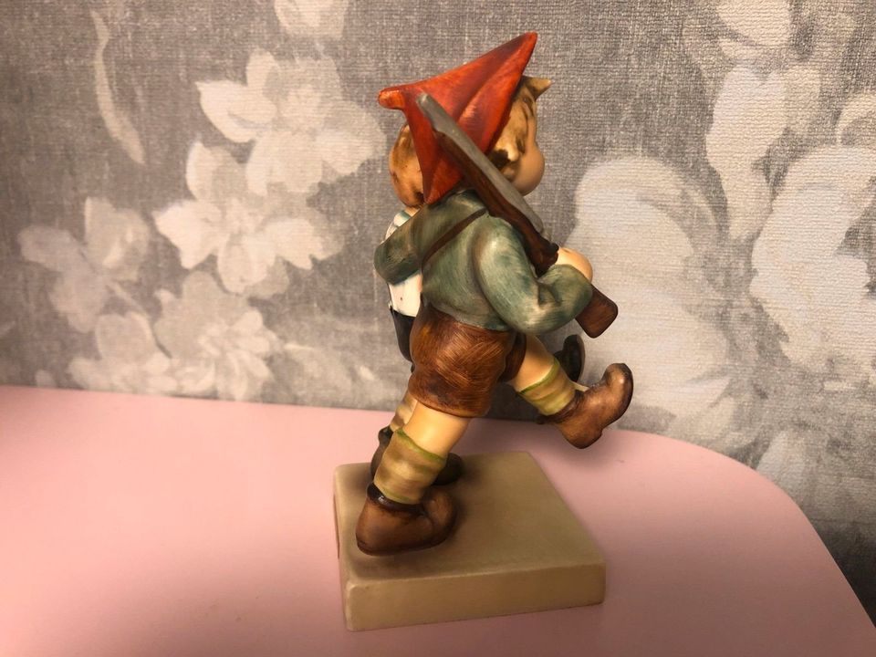 Goebel Hummel " Soldatenspiel " 50 2/0 12,5 cm Porzellan Figur in Velbert