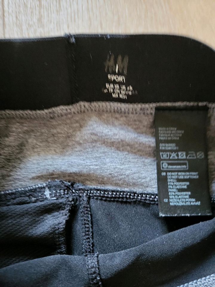 H&M Sportleggings Leggings grau schwarz Gr. XS in Radebeul