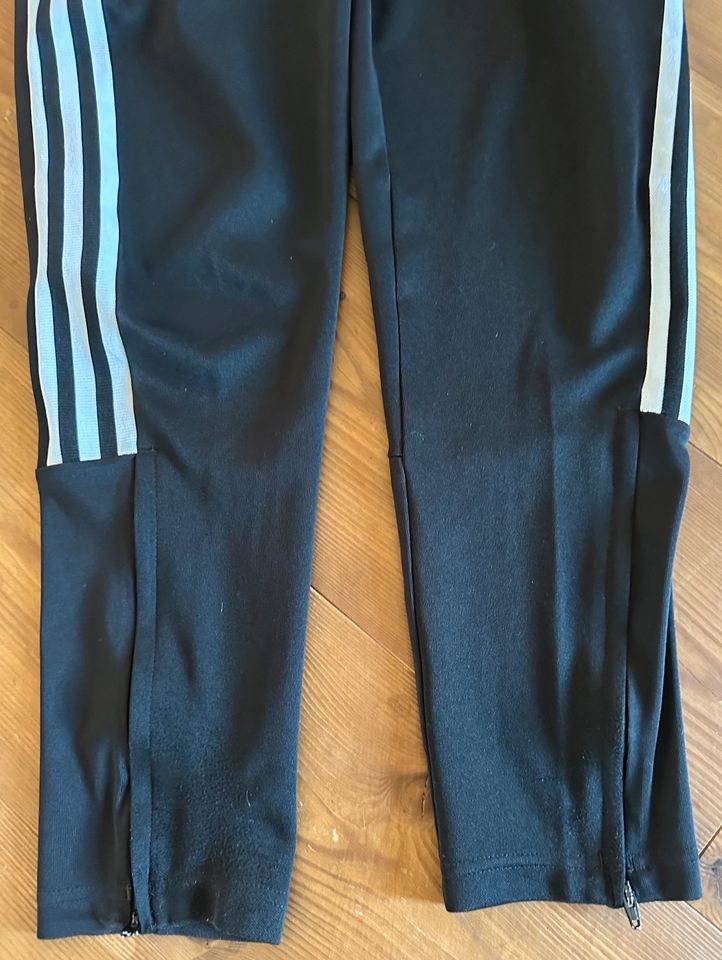 Adidas Sporthose Gr. 152 schwarz mit Reißverschlusstaschen in Sindelsdorf