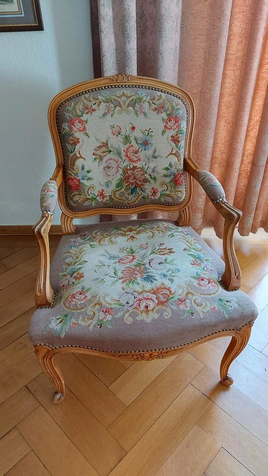 antiker Sessel herrlich bestickt in Stuttgart
