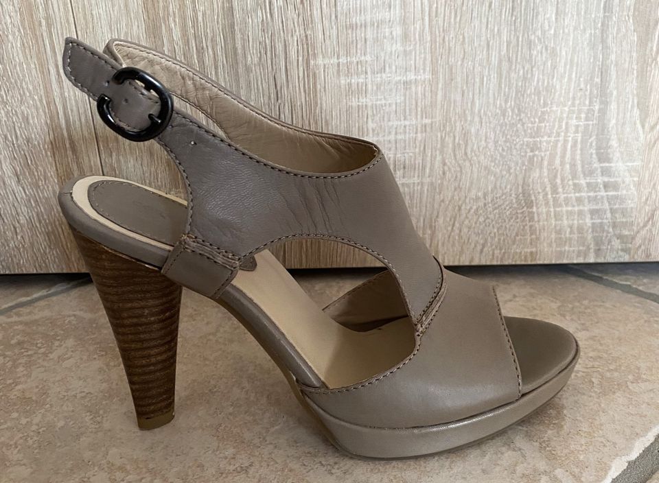 Leder Sandaletten in taupe, High Heels Comma, 38 in München