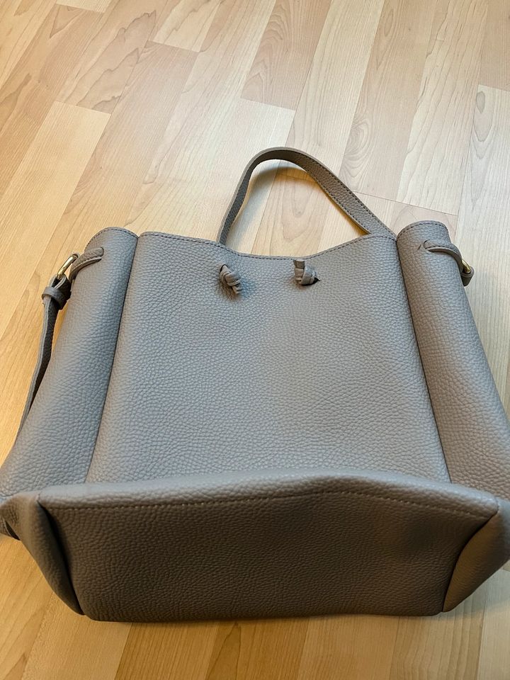 Leder Tasche zum umhängen Grau Katie Loxton in Rockenberg