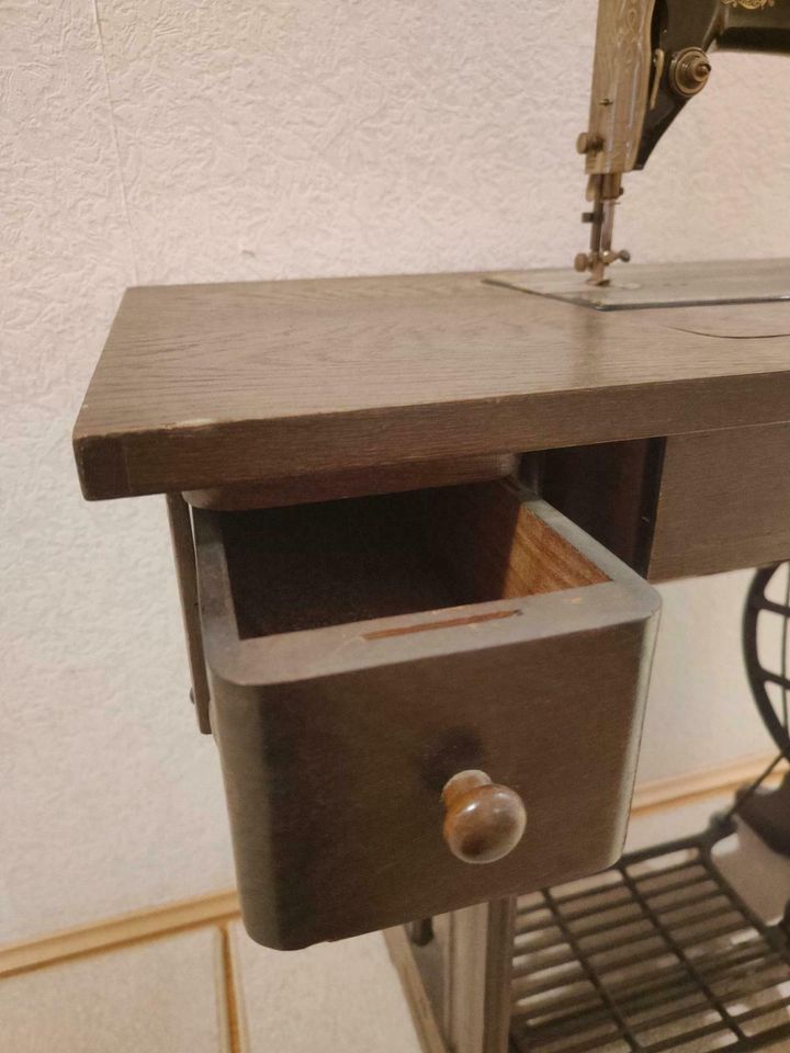 Alte, antike Singer Nähmaschine (02641958) in Stetten