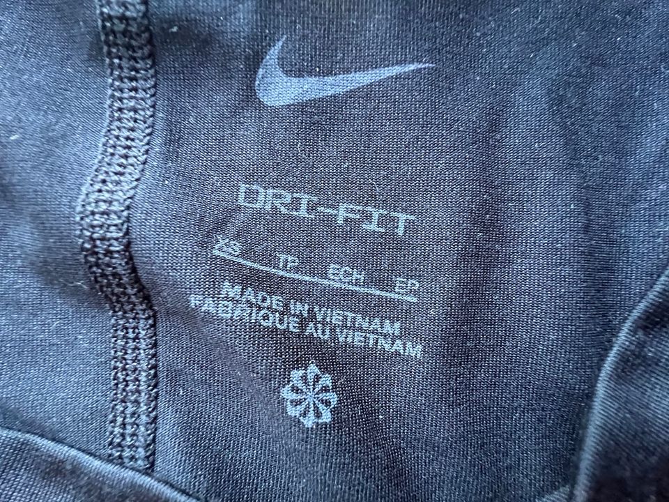 Nike T-Shirt Sommer Sport xs dry-fit NEU! Schwarz in Machern