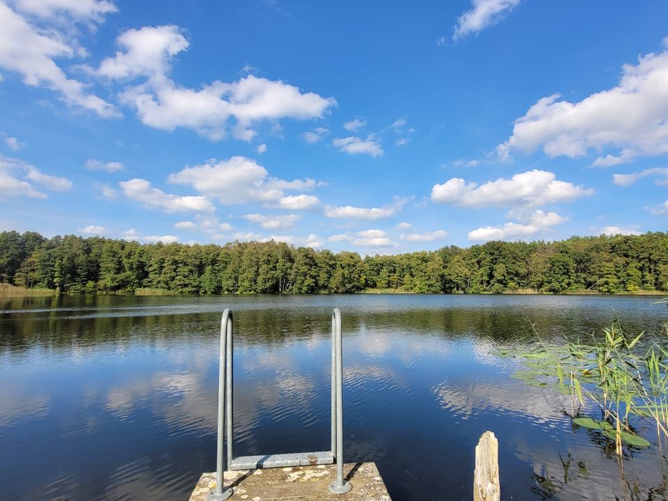 Idyllische Lage am See: Sanierungsbedürftige Doppelhaushälfte mit großem Grundstück in Godendorf