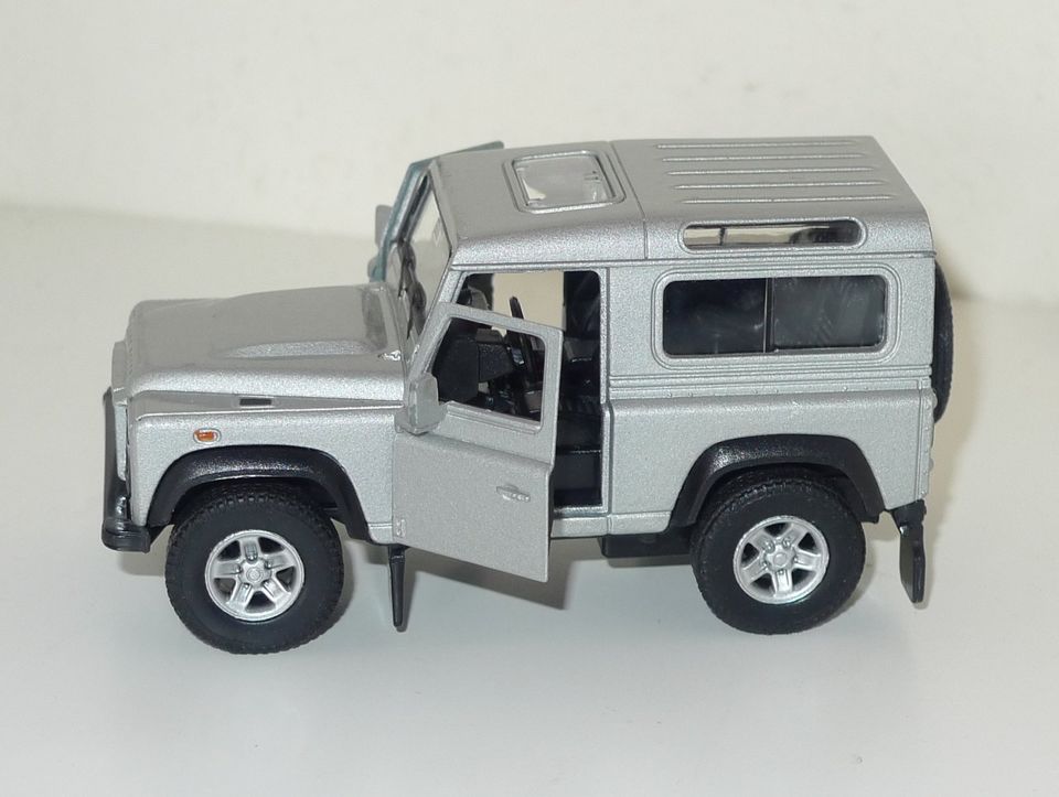 Vintage: Land Rover DEFENDER silber / altes Modellauto aus Metall in Düsseldorf