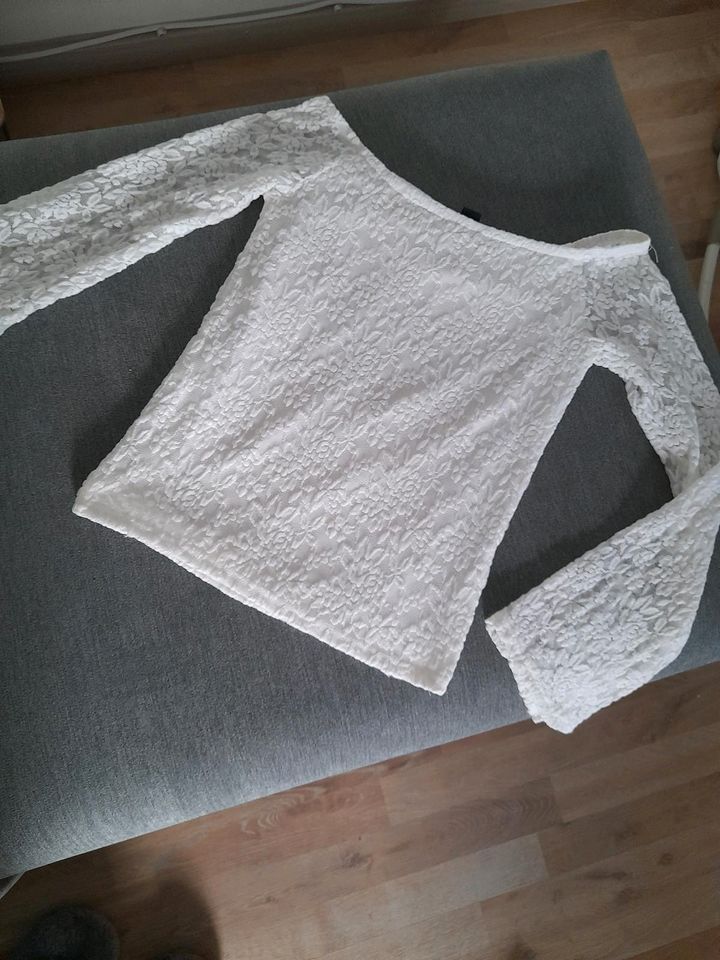 Weißes  Spitzenshirt in Kirkel