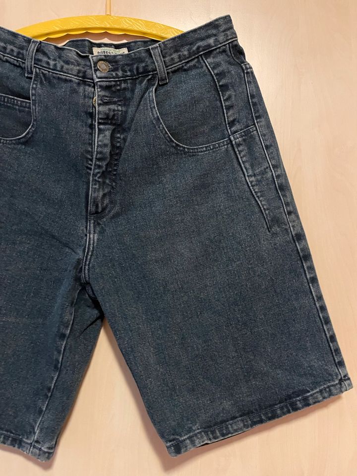 Guess Jeans kurz / Größe 32. /Dunkelblau/ Top Zustand in Oberweißbach