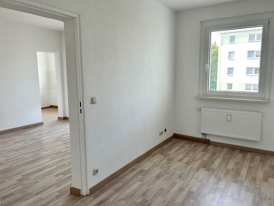 2 Monat Mietfrei! // helle 3 Raum Wohnung mit Balkon// Kautionsfrei !! in Reinsdorf