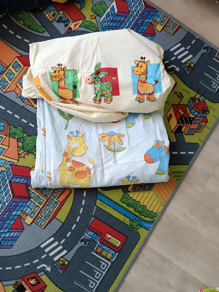 Kinderbettwäsche und Matratze in Neu-Isenburg