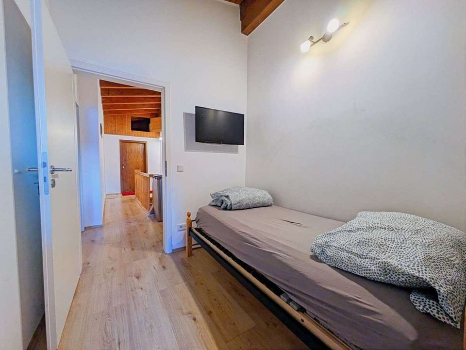 Voll möbliertes Haus in Top-Lage Frankfurt Zeilsheim – 5 Zimmer | 10 Betten! in Frankfurt am Main