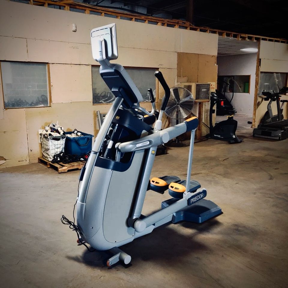 PRECOR Crosstrainer AMT 100i + TV BILDSCHIRM FITNESS GYM in Grünhain-Beierfeld 