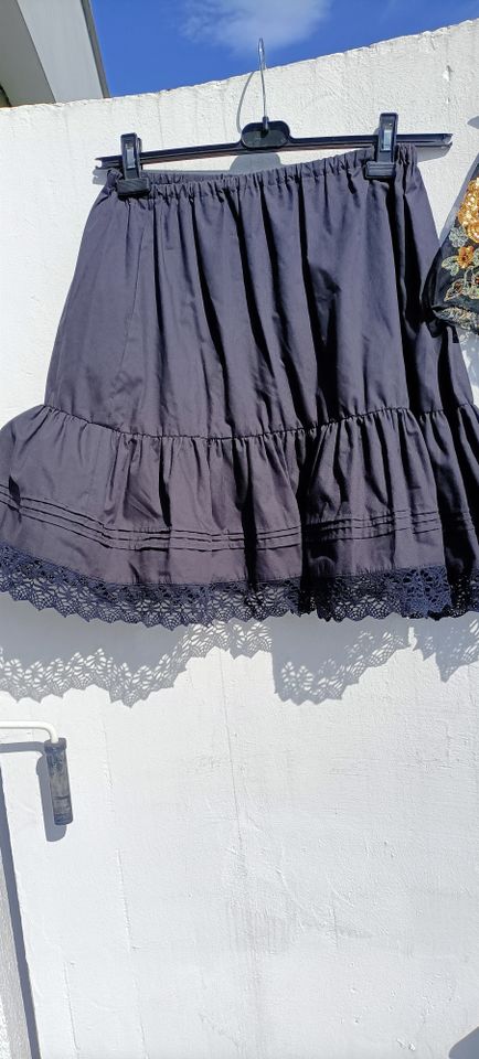 süsses Dirndl m. Bluse u. 2 Schürzen Gr. 36/38 schwarz glänzend in Passau