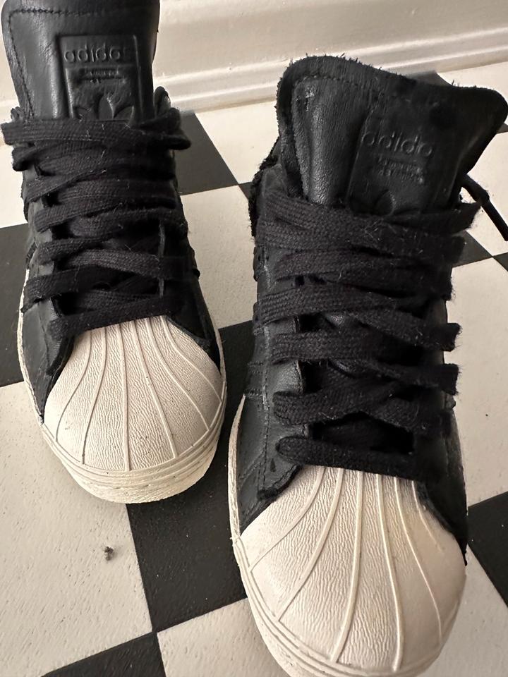 Adidas Superstar 80s Negbas Negbas Casbla Größe 39 1/2  Neu in Hamburg