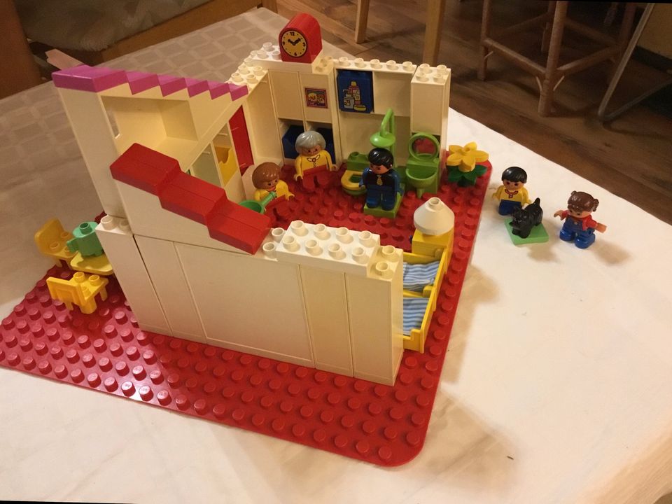 Lego Duplo Haus, Spielhaus, Einrichtung, Bauplatte, Familie + Oma in Niederwerrn