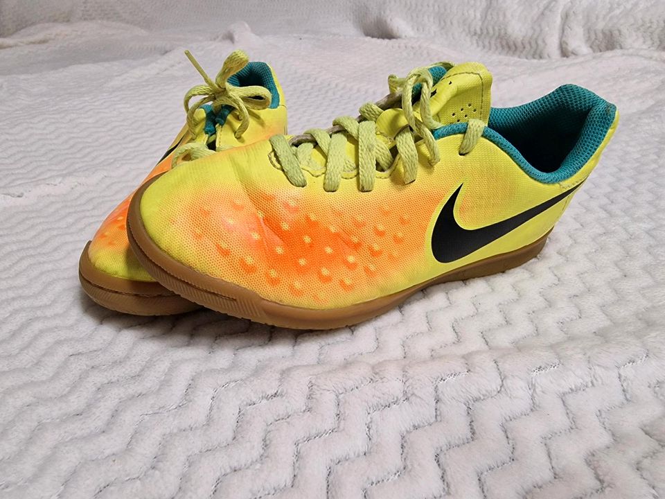 Nike Hallenschuhe in Rostock - Lichtenhagen | Gebrauchte Kinderschuhe Größe  34 kaufen | eBay Kleinanzeigen ist jetzt Kleinanzeigen