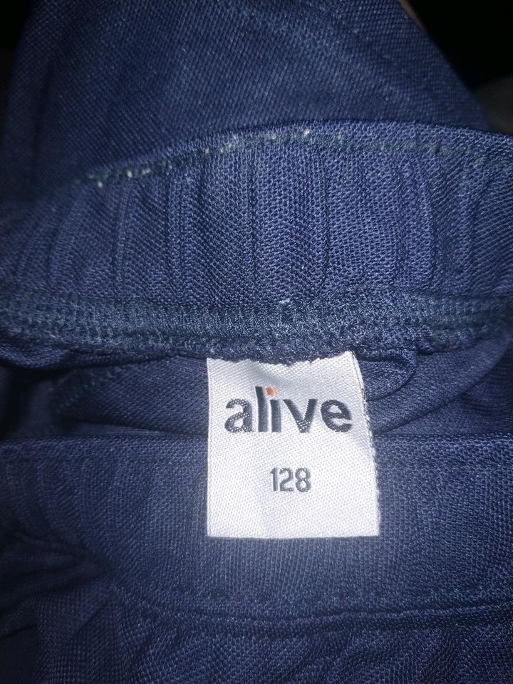 Shirt grün gr S ,hose alive 128 blau gebraucht gepflegt in Leverkusen