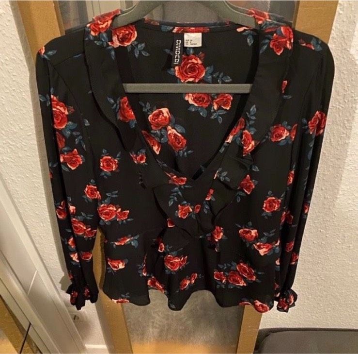 Damen Bluse mit tiefem Ausschnitt/ Größe S (36) H&M in Sarstedt