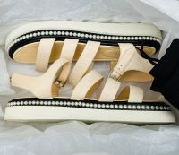 CHANEL Sandalen NEU Gr 38 Leder Ecru Perlen Dad’s Sandals Nordrhein-Westfalen - Hamminkeln Vorschau