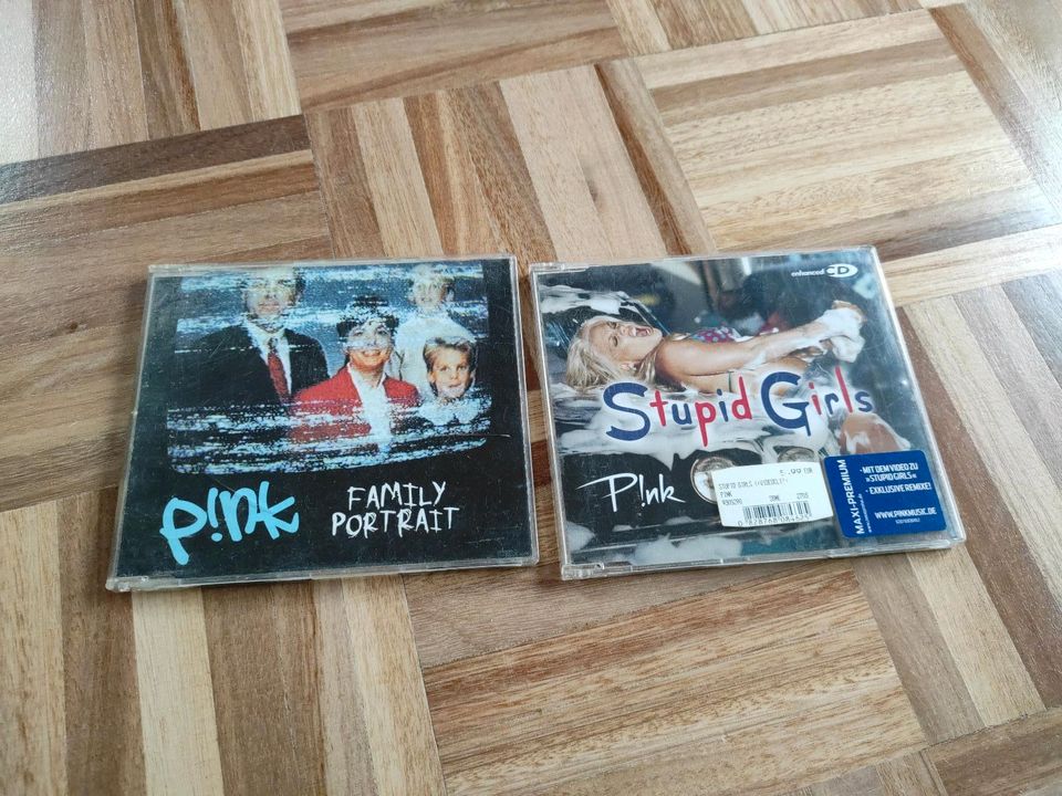 CD's Pink Family Portrait / Stupid Girls in Reichelsheim (Wetterau)