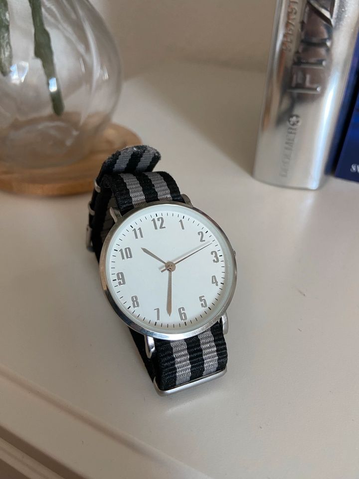 Schlichte Armbanduhr mit Silbernen Ziffernblatt in Greifswald