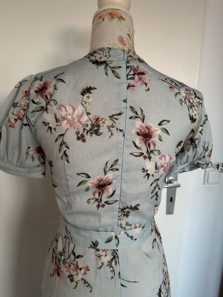 Kleid Mango / Zara Midi Hellblau Blumen Gürtel S in Berlin