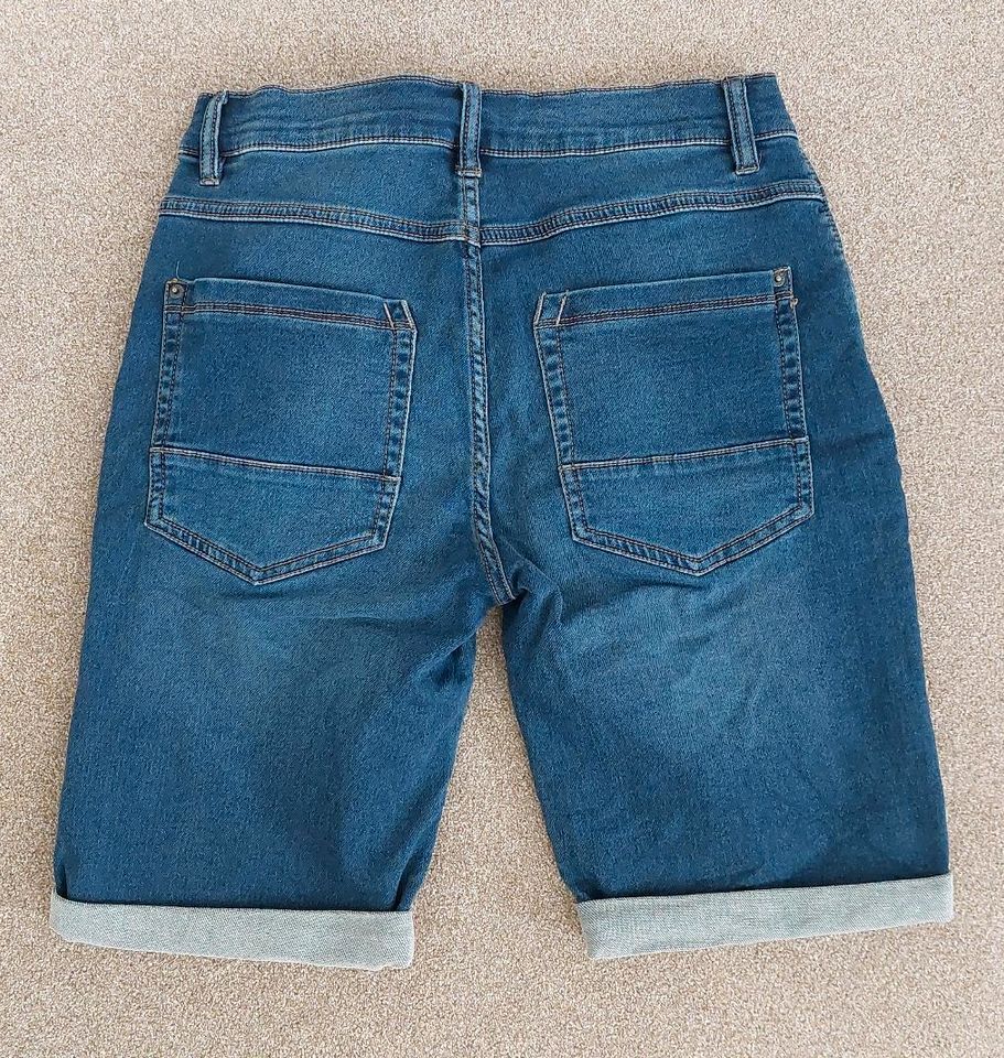 Schöne, weiche, kurze Jeans, Gr. 30 in Stadtbergen