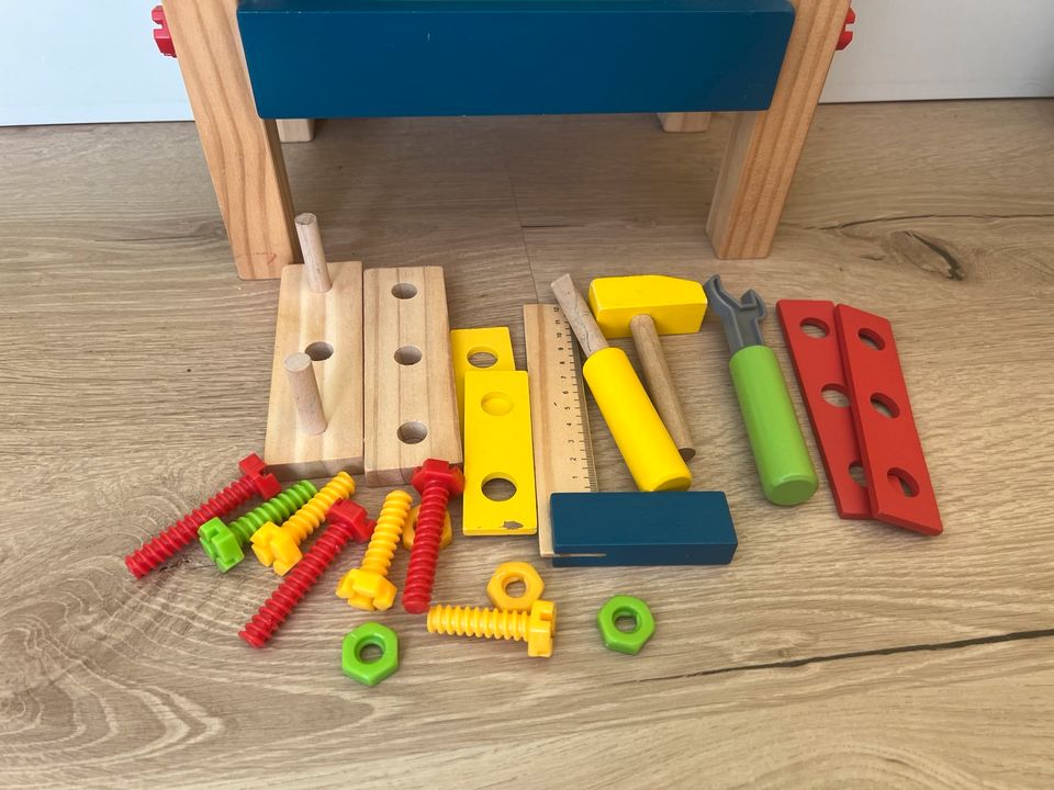 Werkbank Kinder Holz mit Werkzeug in Düsseldorf