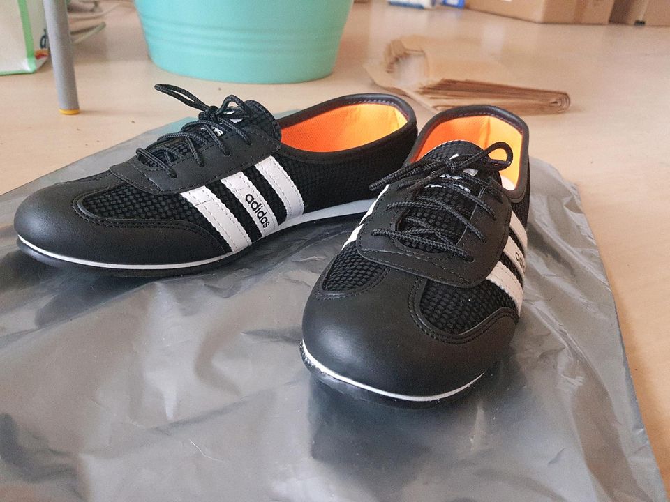 Adidas Halbschuhe Turnschuhe Hallenschuhe Sneakers Größe 41 Damen in Berlin