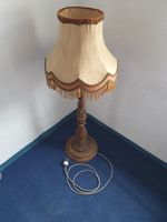 ❌ Omas alte Stehlampe, interessanter Holzständer, kleiner Schirm Sachsen-Anhalt - Güsten Vorschau