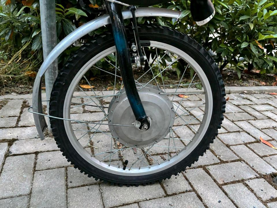 Handgemachtes Fahrrad mit Batterieantrieb und Korb vorne in Berlin