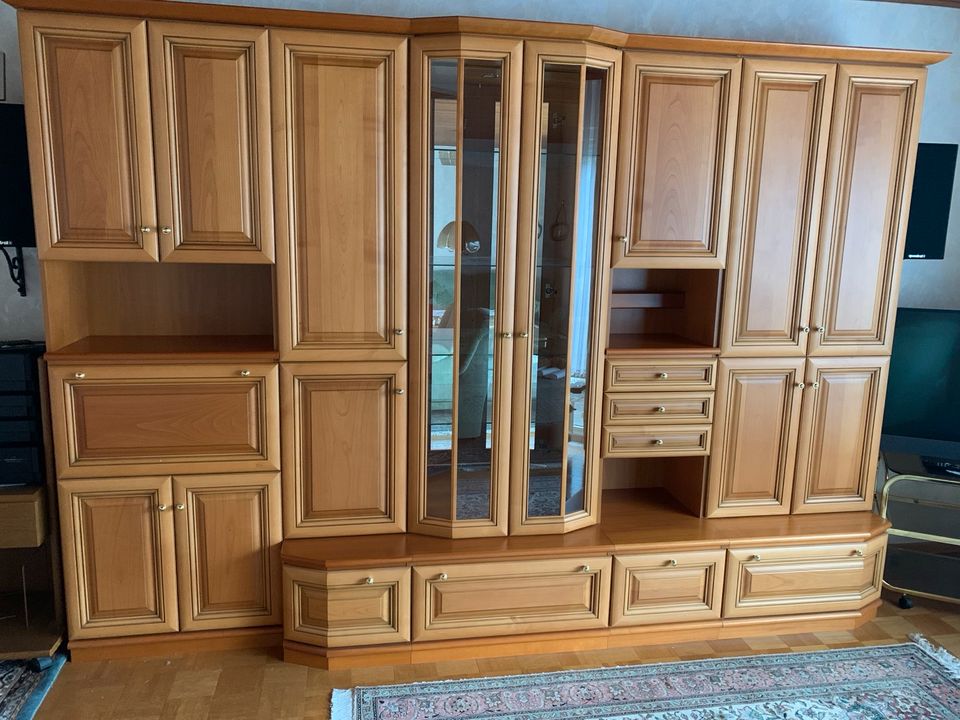 Wohnzimmerschrank aus Massivholz//Sehr guter Zustand ❤️ in Bovenden