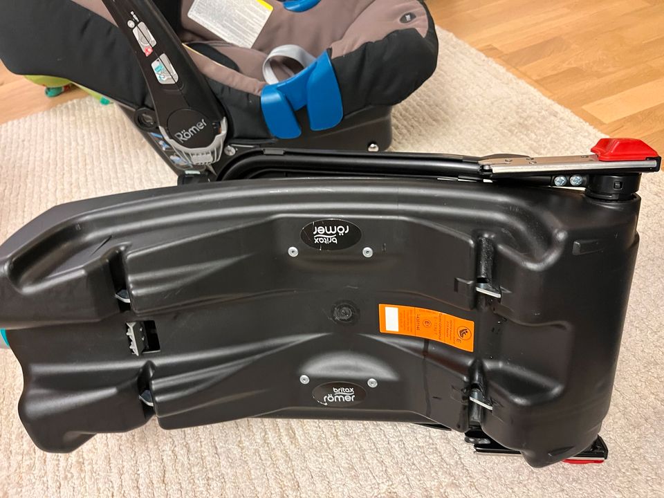 Römer Britax bis 13kg inkl. Isofix in Gröbenzell