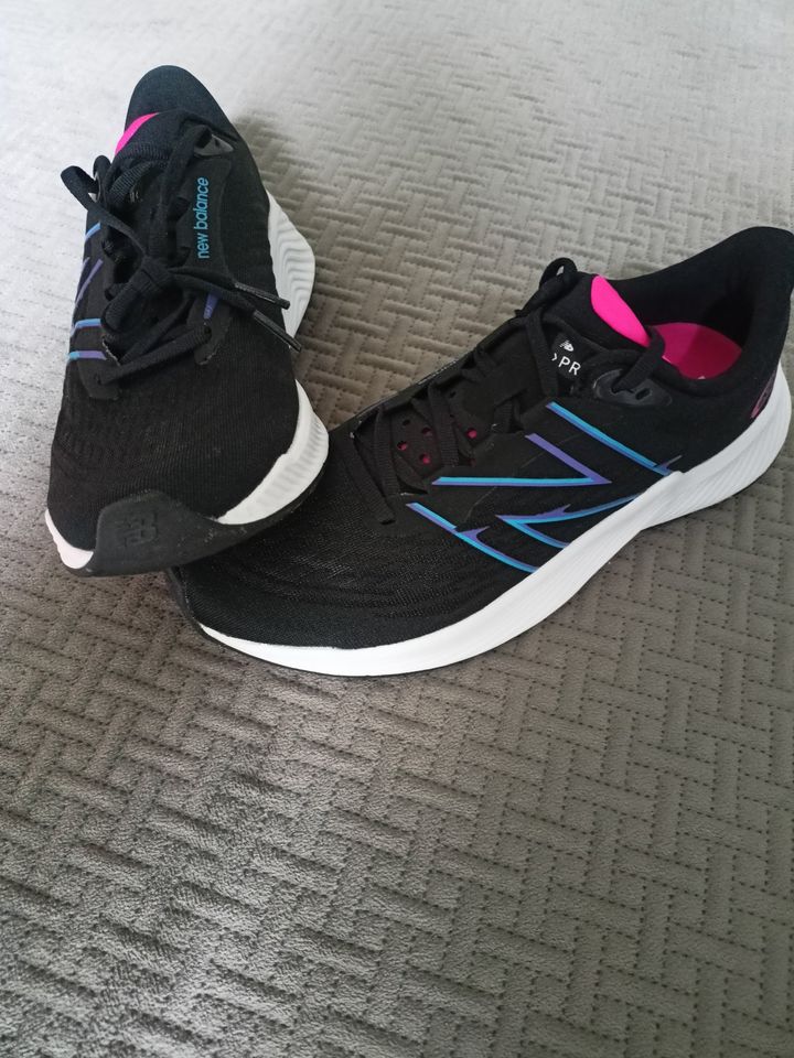 New Balance FuelCell Rebel v2 Damen-Laufschuhe Gr. 40  US 8,5 in Dortmund