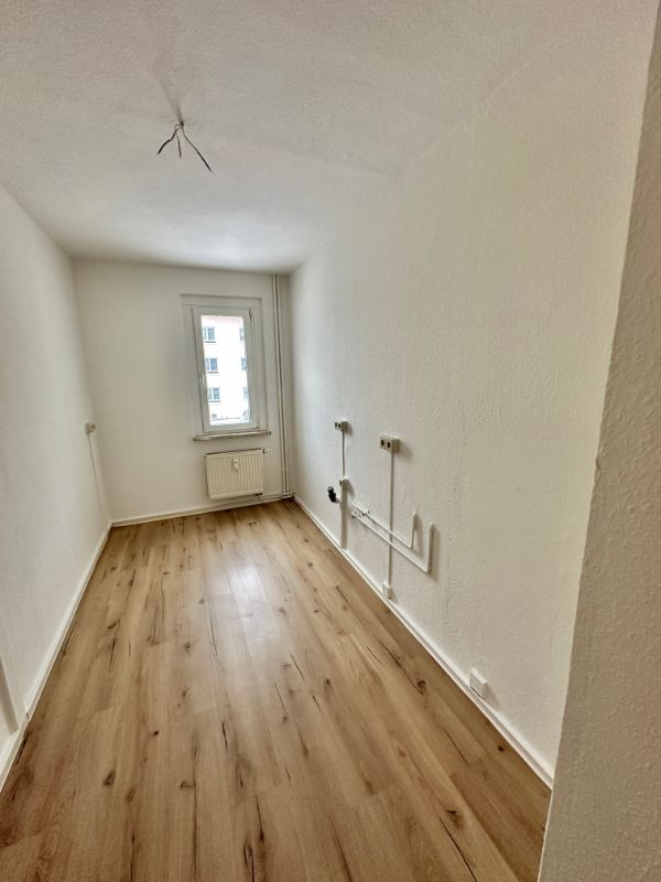 ** Top 5 Zimmer  Wohnung in ruhiger Lage mit 2 Balkonen + 2 Bädern im EG** Kautionsfrei !! in Hainichen