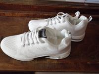 Schöne leichte Turnschuhe Sachsen - Plauen Vorschau