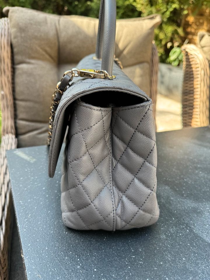 Chanel Coco Handle 2023 grau wie neu Tasche Handtasche in Berlin