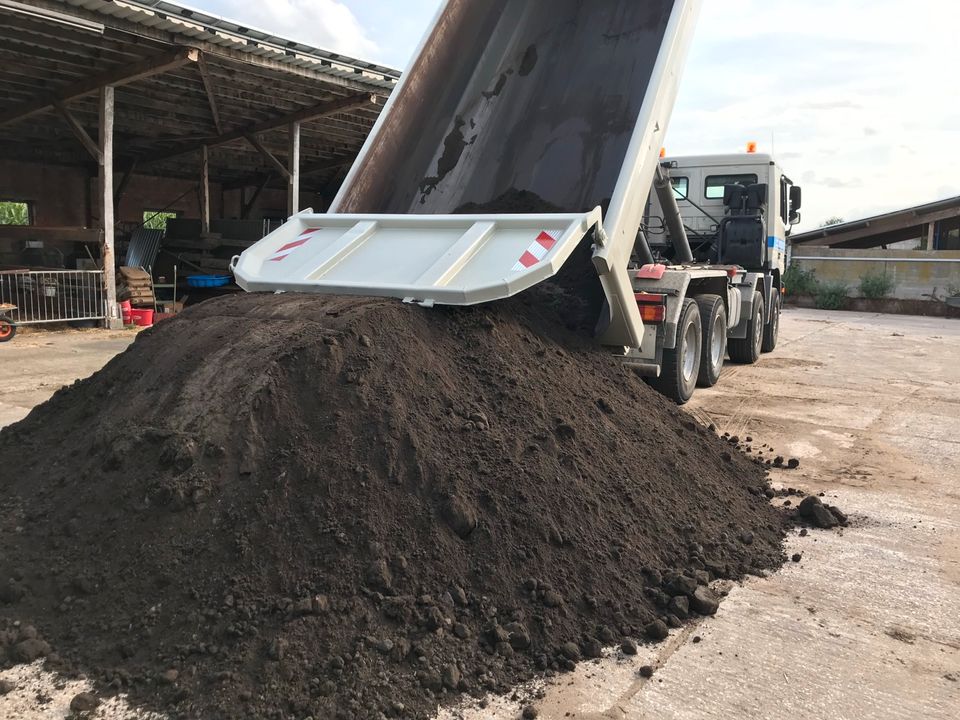 Mutterboden Muttererde Oberboden Rasenerde Gartenerde Erde Humus in Schloß Holte-Stukenbrock