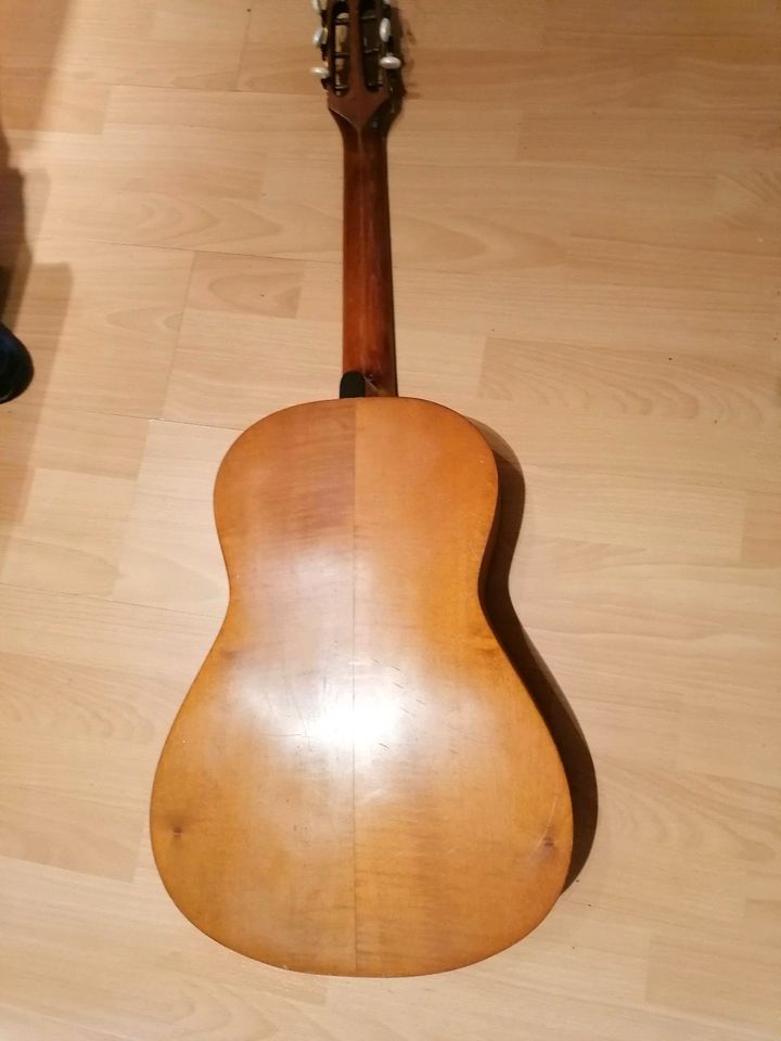Alte Hofner Gitarre in St Katharinen