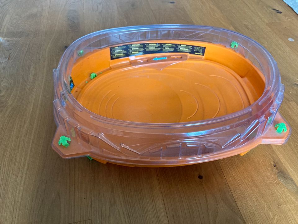 BeyBlade Arena orange mit 3 Beyblades in Wrestedt