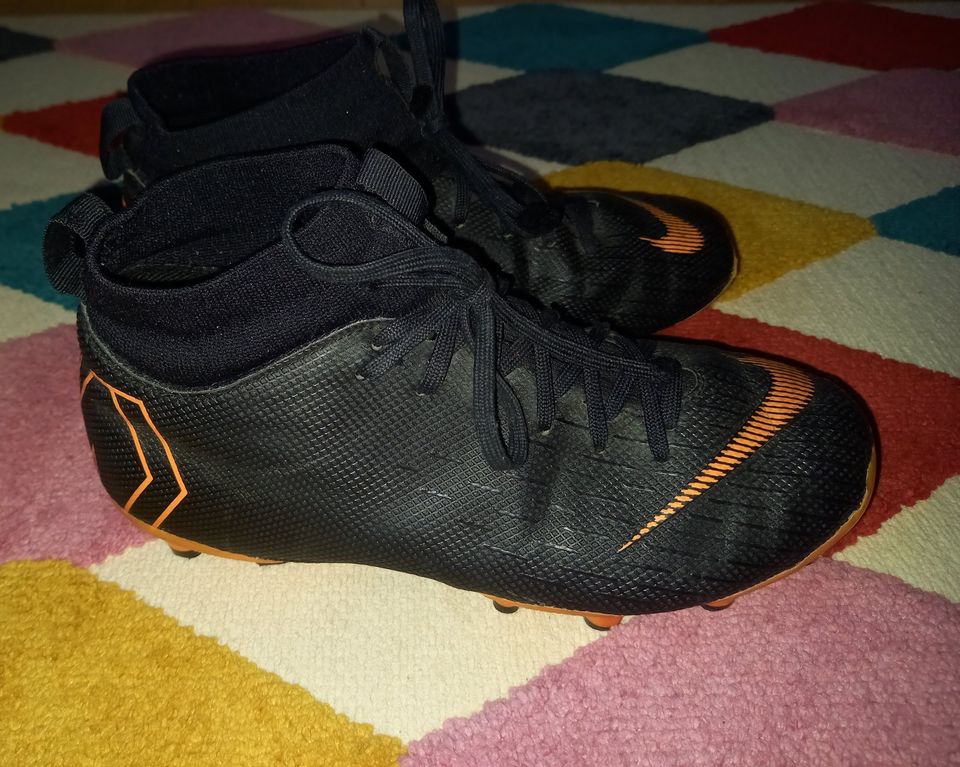 Fußballschuhe mit Noppen ° Nike Mercurial ° 35.5/ UK 3 ° in Berlin