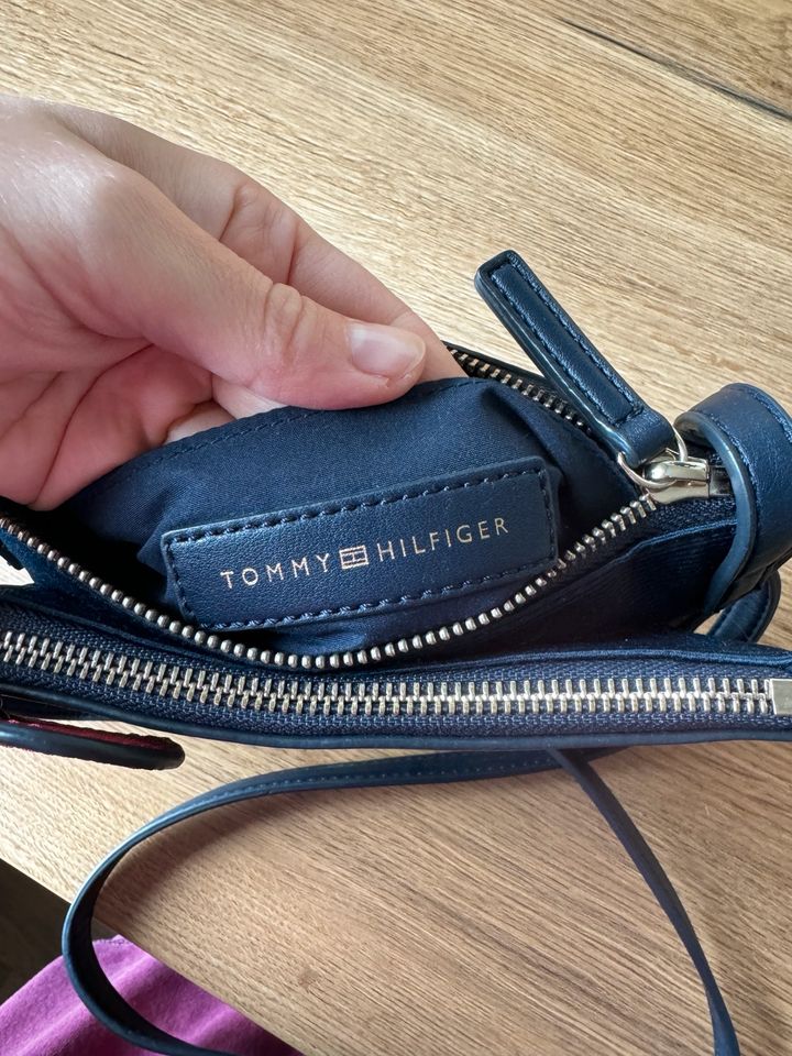 Tommy Hilfiger Umhängetasche Schultertasche Crossbody Neuwertig in Rostock