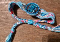 Armband Häkelband mit aufgesetzter Brosche mit Glassteinen Türkis Nordrhein-Westfalen - Erkrath Vorschau